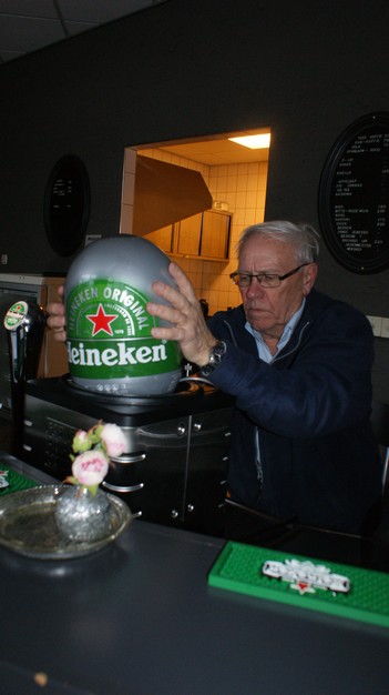 En als het bier op is dan moet er een nieuwe komen. Zo te zien heeft Jille daar toch enige moeite mee.Uiteindelijk kwam het goed.